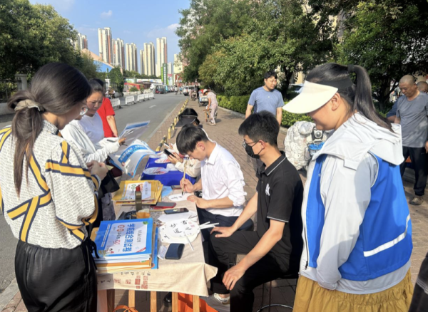 股票配资账户 南苑街道狄林社区开展手绘团扇公益活动